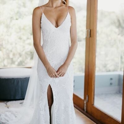 Sexy deep v-neck wedding dress, lace bridal dress wedding gown