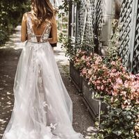 Sexy Deep V-neck Wedding Dress, Appliques Bodice Tulle Bridal Dress Wedding Gown - Thumbnail 1