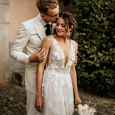 Sexy deep v-neck wedding dress, appliques tulle bridal dress wedding gown