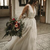 Sexy Deep V-neck Wedding Dress, Appliques Tulle Bridal Dress Wedding Gown - Thumbnail 1