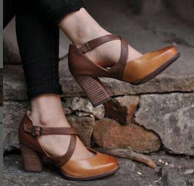 Women's high heel pointed belt buckle shoes