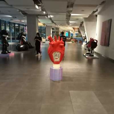 Xxl arttoy by samuel de sagas "help!" 