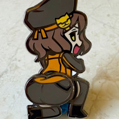 Anis enamel shaker pin