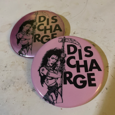 Discharge pin badge