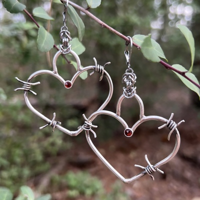 Barbed heart earrings - garnet