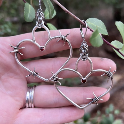 Barbed heart earrings - garnet
