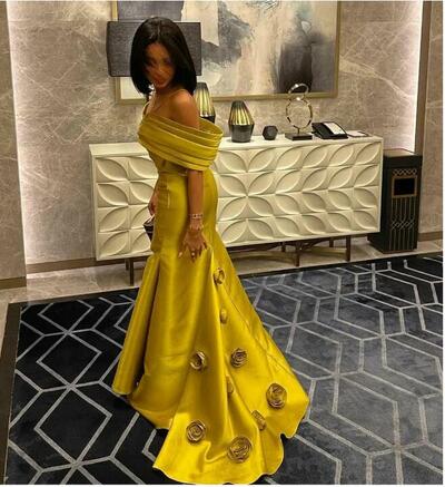 Elegant Long Yellow Satin Off Shoulder Pleated Evening Dresses With Hand Made Flower Mermaid Sweep Train Zipper Back Prom Dress Robe De Soiree