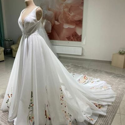 Elegant modest wedding dress, flowers embroidery bridal dress wedding gown