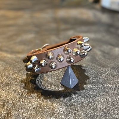 Colored leather 2-1-2 short british studs wristband