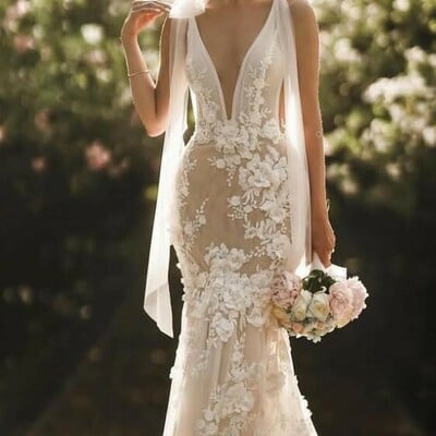 2025 v-neck wedding dresses with floral lace appliques