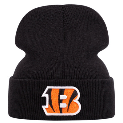 Embroidered winter warm woolen hat with letter b black
