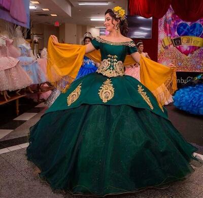 Emerald Green Quinceanera Dresses Off Shoulder Short Sleeve Ball Gown Prom Dress With Gold Applique Elegant Sweet 16 Brithday Gowns
