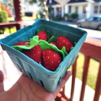 Felt Strawberry keychain - Thumbnail 2
