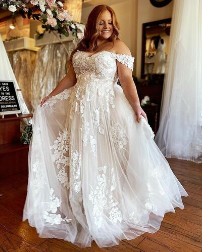 Plus Size A Line Lace Appliques Wedding Dress Bridal Gown Wedding Gown
