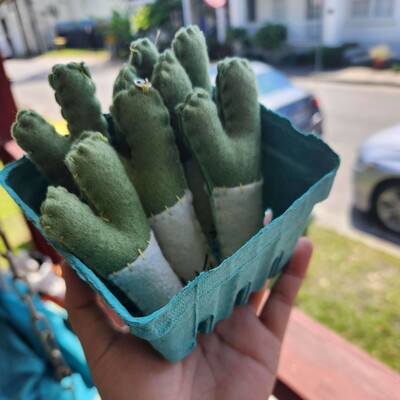 Felt green onion (gronion) keychain