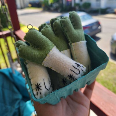 Felt green onion (gronion) keychain