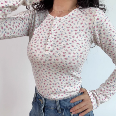 Five-button pink floral waffle long-sleeved t-shirt