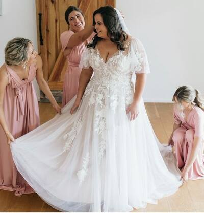 Plus Size A Line Lace Appliques Wedding Dress Bridal Gown Wedding Gown