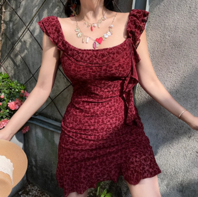 Sleeveless dress with ruffled draped ribbon