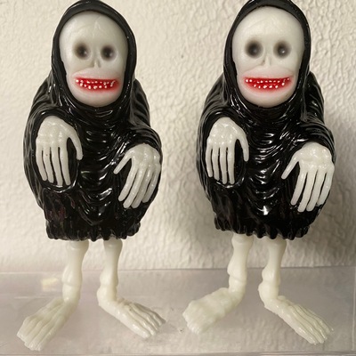 The creep (black and pearl white)