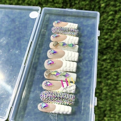 Royalty!  (reusable) press on nails size m & s 