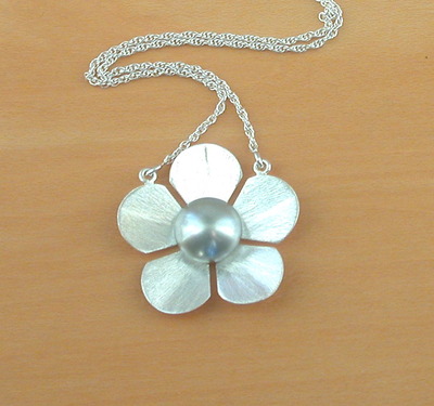 Sterling Silver Flower Necklace/Daisy Flower Necklace/Flower Jewelry/Flower Jewellery/Pearl Daisy Necklace/Flower Necklace/Silver Pearl Flower 