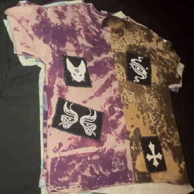 Split anti-dye tee with patches 