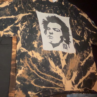 Anti-dye tee with sid vicious patch