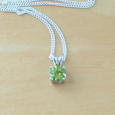 925 peridot solitaire pendant & 18" silver chain/peridot necklace/peridot jewelry/peridot jewellery/peridot jewelery/august birthstone/green