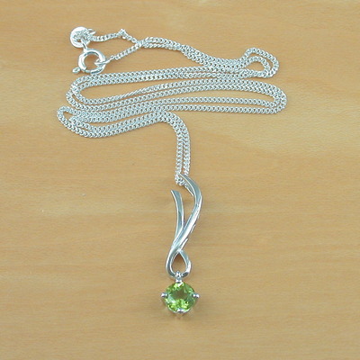 925 peridot pendant & 18" silver chain/ peridot jewelry/peridot jewellery/peridot necklace/august birthstone/peridot jewelery/green peridot