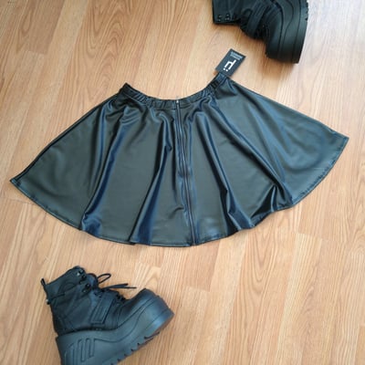 Intrigue circle skirt with pockets - matte black - Thumbnail 1