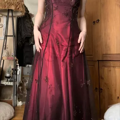 Burgundy evening dress with beaded embellishments，elegant burgundy prom dress