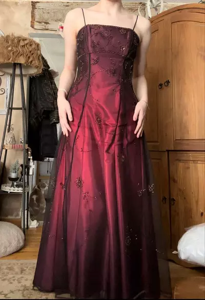 Burgundy Evening Dress with Beaded Embellishments，Elegant Burgundy Prom Dress