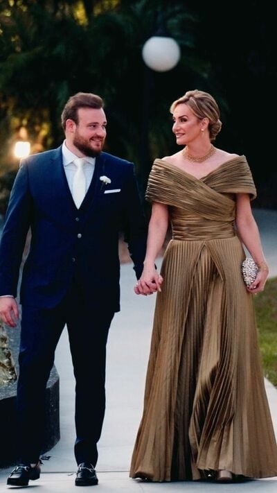 Elegant A Line Off the Shoulder Pleat Mother of Bride/Groom Dress Evening Formal Gown