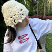 Hair Clips Print Short Sleeve Tee - Thumbnail 2