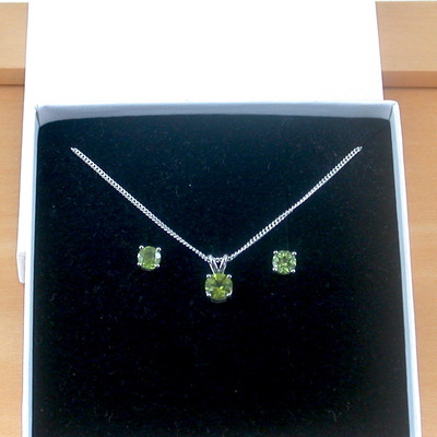 Boxed gift set/sterling silver peridot pendant & chain/peridot necklace/peridot jewellery/peridot jewelry/peridot earrings/august birthstone/u