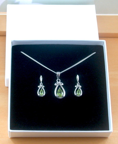 BOXED GIFT SET/Sterling Silver Peridot Celtic Knot Pendant & Chain/Peridot Necklace/Peridot Jewellery/Peridot Jewelry/Peridot Earrings/August