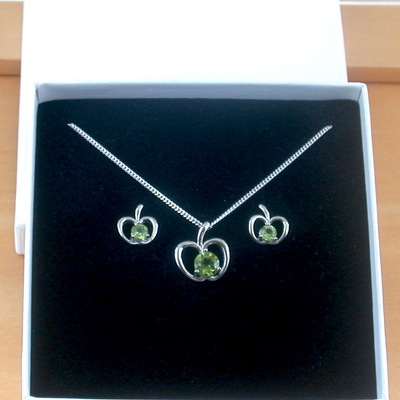 Boxed gift set/sterling silver peridot apple pendant & chain/peridot necklace/peridot jewellery/peridot jewelry/peridot earrings/august