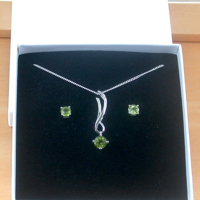 Boxed gift set/sterling silver peridot star pendant & chain/peridot necklace/peridot jewellery/peridot jewelry/peridot earrings/august