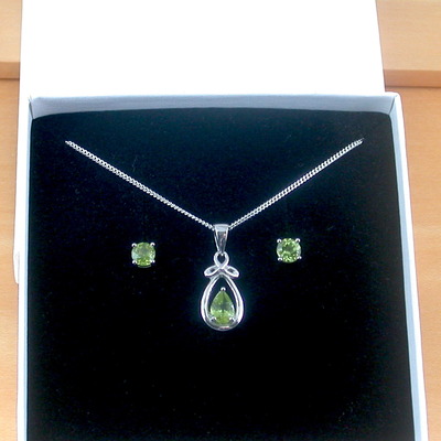 Boxed gift set/sterling silver peridot celtic knot pendant & chain/peridot necklace/peridot jewellery/peridot jewelry/peridot earrings/august