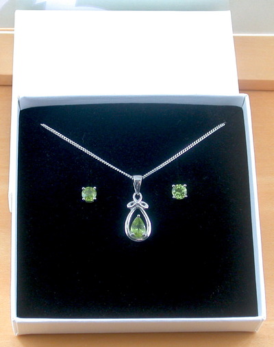 BOXED GIFT SET/Sterling Silver Peridot Celtic Knot Pendant & Chain/Peridot Necklace/Peridot Jewellery/Peridot Jewelry/Peridot Earrings/August