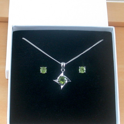 Boxed gift set/sterling silver peridot star pendant & chain/peridot necklace/peridot jewellery/peridot jewelry/peridot earrings/august birthst