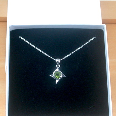 Boxed gift /sterling silver peridot star pendant & chain/peridot necklace/peridot jewellery/peridot jewelry/peridot earrings/august