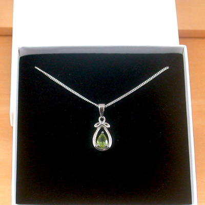 Boxed gift /sterling silver peridot celtic knot pendant & chain/peridot necklace/peridot jewellery/peridot jewelry/peridot earrings/august