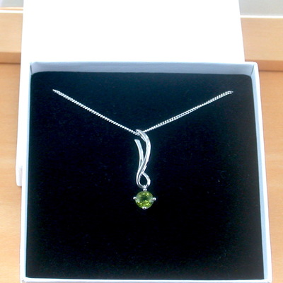 Boxed gift /sterling silver peridot star pendant & chain/peridot necklace/peridot jewellery/peridot jewelry/peridot earrings/august