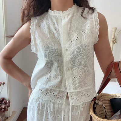 Fashionable and casual sleeveless round neck hollow embroidery top