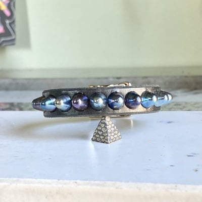 Self-keeper buckle row blue-razz short british stud wristband