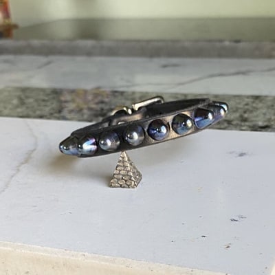 Roller-buckle 1-row blue-razz short british stud wristband