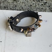 Staggered 1-row rainbow short british studs wristband - Thumbnail 4