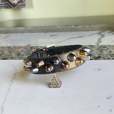 Staggered 1-row rainbow short british studs wristband